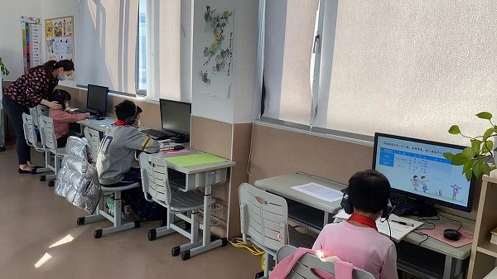 上海多所学校开“一人课堂”,服务居家照护孩子有困难的家庭